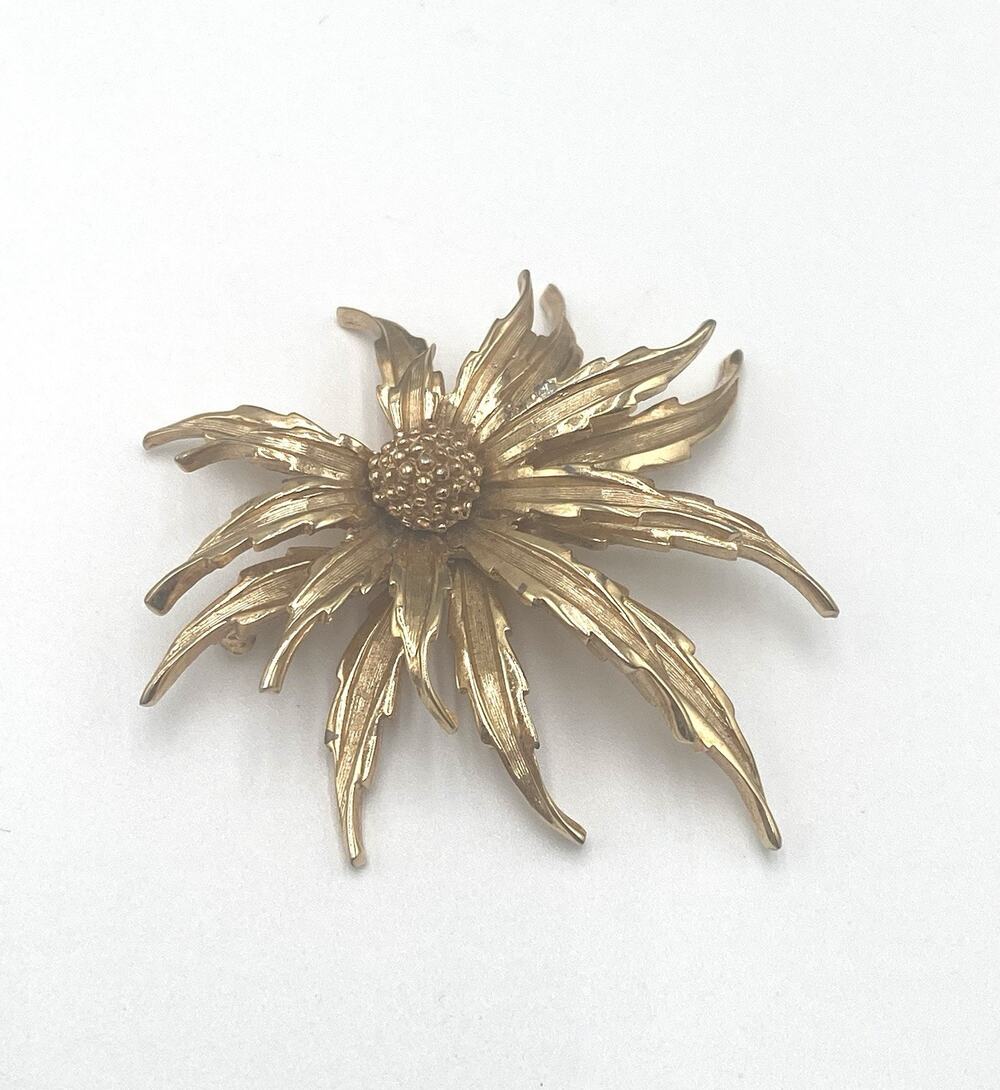 Boucher Numbered 8322 Vintage Signed Retro MCM Gold Tone Flower Brooch